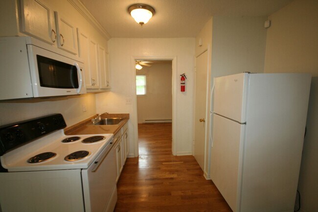 Building Photo - Second Floor Renovated Apartment - Walk to Duke, Downtown or Durham Co-op!