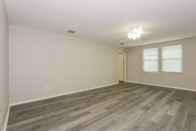 Foto del edificio - 321 Daisy Ln