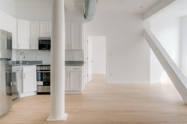 Building Photo - 155 S River St