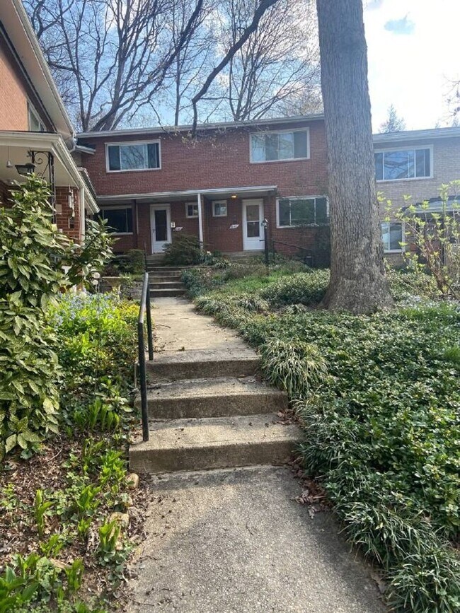 Foto del edificio - A spacious two bedroom, one and one half bath condo townhouse located in the northern section of ...