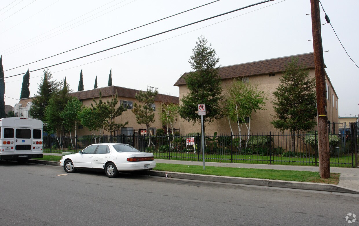 Building Photo - 8605-8609 Cedros Ave