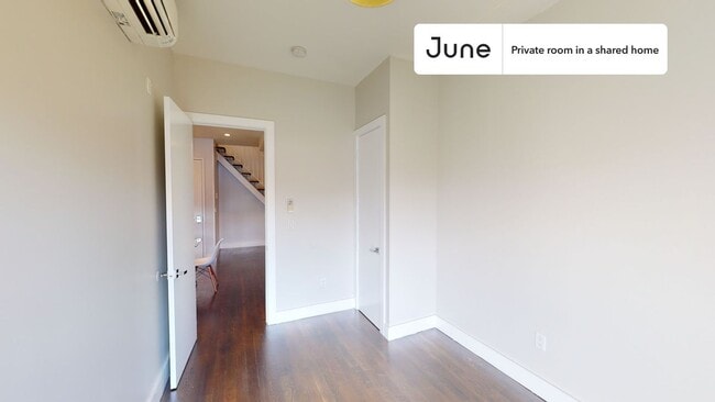 Building Photo - Private bedroom in 4 bed/2 bath Home