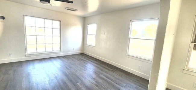 Building Photo - Newly Remodeled 2Bedroom, 1 Bathroom Home