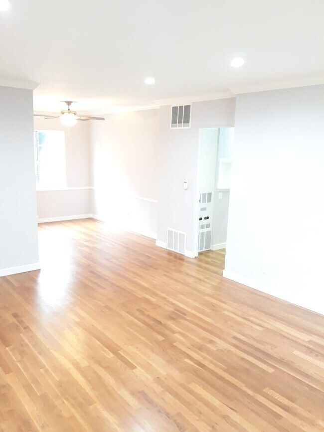 Building Photo - 5515 Whitsett Ave