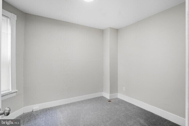 Foto del edificio - 5518 Lansdowne Ave