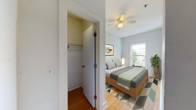 Foto del edificio - Large, sunny 3 bed available right near ca...