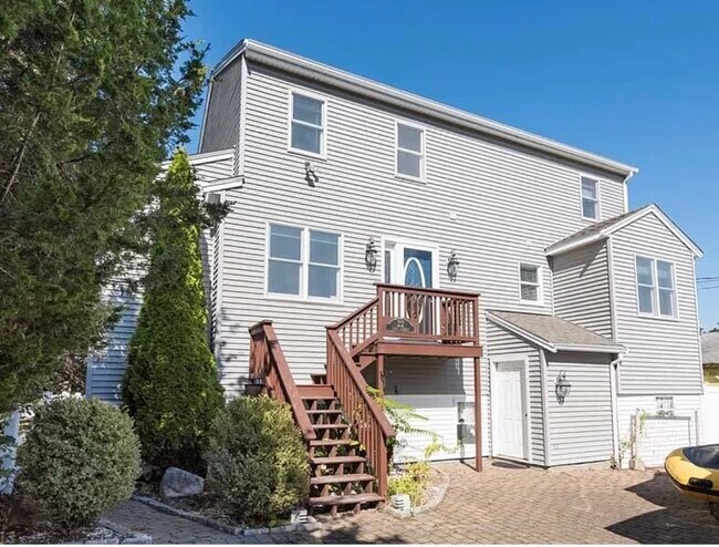 Building Photo - 22 Cove St