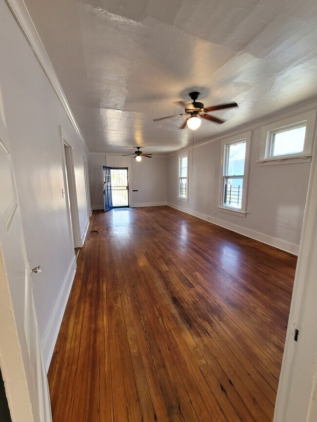 Foto del edificio - 1807 Nelson Ave