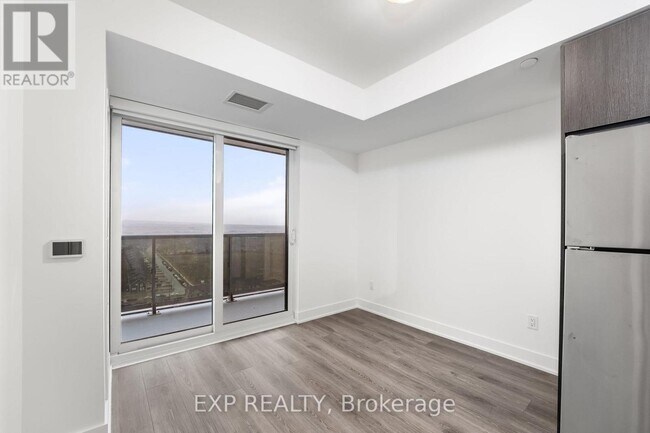 Photo du bâtiment - 2545-2545 Simcoe St N