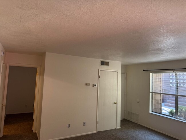 Building Photo - READY SOON! Ground-Level Condo in Universi...