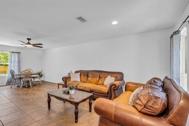 Foto del edificio - 16718 Warbler Dr