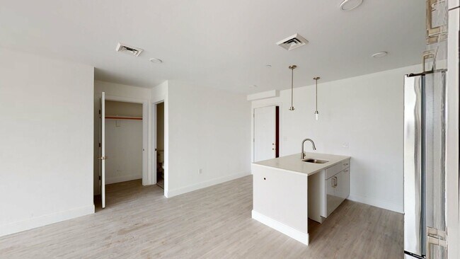 Foto del edificio - Luxury three bedroom available for Septemb...