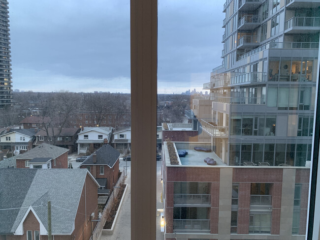 Building Photo - 33 Helendale Av