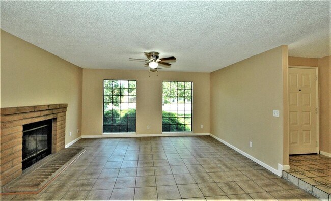 Foto del edificio - Lovely 4 Bedroom home in Clovis Unified