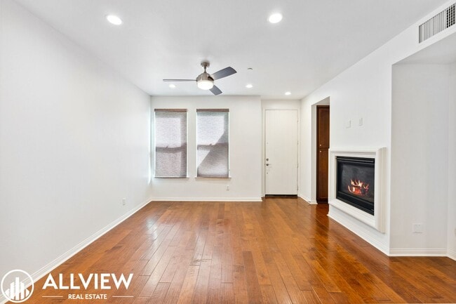 Building Photo - Modern 2 Bed, 2.5 Bath Townhome Available in Aliso Viejo!