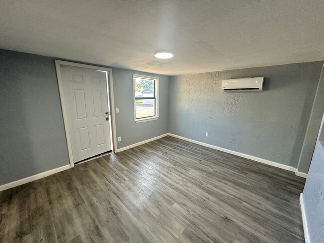 Building Photo - 1612 NE 24th St