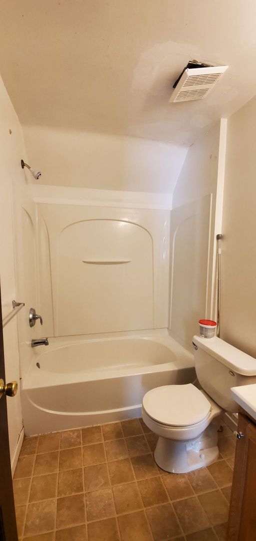 Building Photo - 410 E William - 8 Bedroom Home with Two Ki...