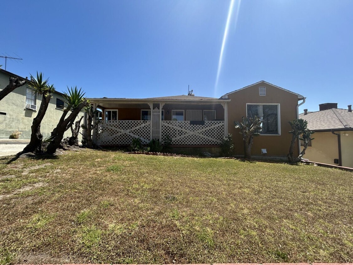 Primary Photo - Charming 3 Bed 1 Bath For Rent *$400.00 Of...