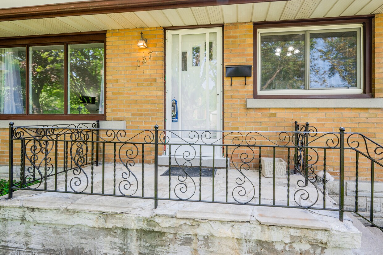 Primary Photo - 137 Oriole St