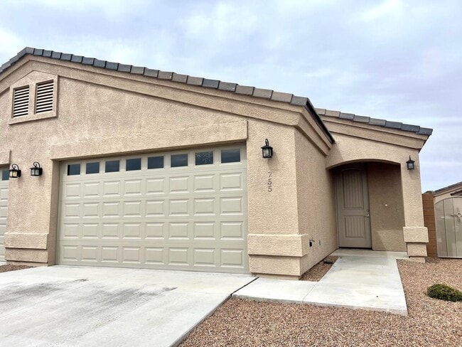 Building Photo - Beautiful 3 Bedroom Townhome Near Kingman Hospital!