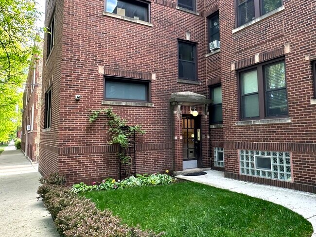 Building Photo - 4614 N Sacramento Ave