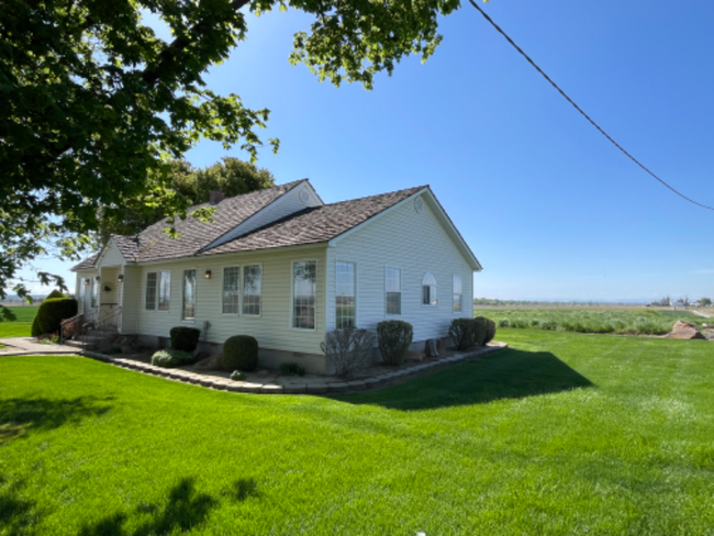 Building Photo - 3822 Alameda Dr