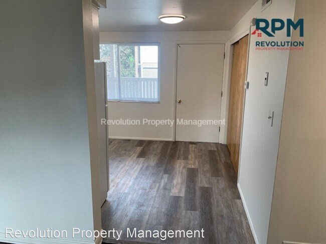 Building Photo - 2 br, 1 bath House - 246 E Helm Ave #10