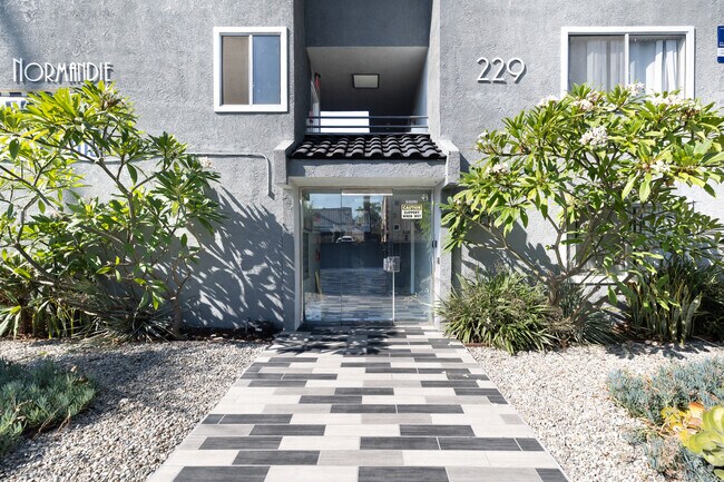 Entrada - 229 S. Normandie Ave.