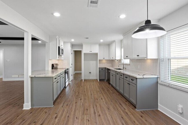 Building Photo - 5934 Greenmont Dr