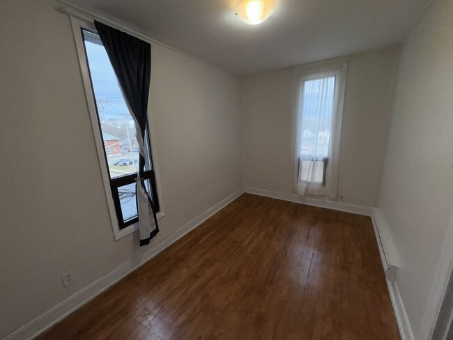 Photo du bâtiment - 400 Lutz St