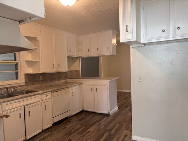 Building Photo - 2860 Charleston Dr