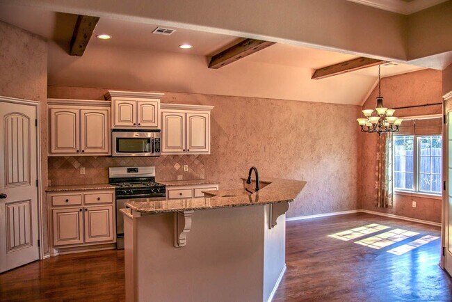 Building Photo - Beautiful 3 bedroom home in Bixby.