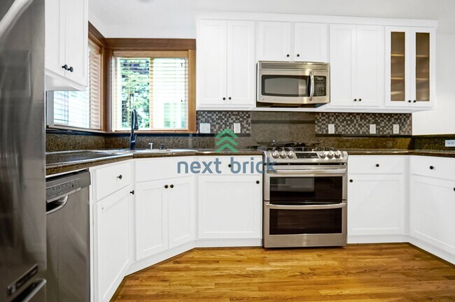 Foto del edificio - 3 BED & 3 BATH TOWNHOME FOR RENT