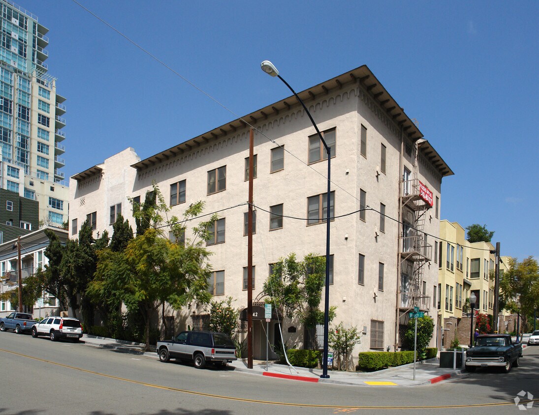 Primary Photo - El Roberto Apartments