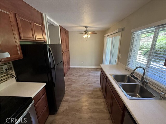 Foto del edificio - 23732 Hillhurst Dr