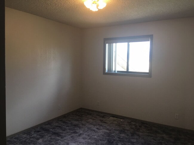Building Photo - Spacious Cedar City Home with Scenic Mount...