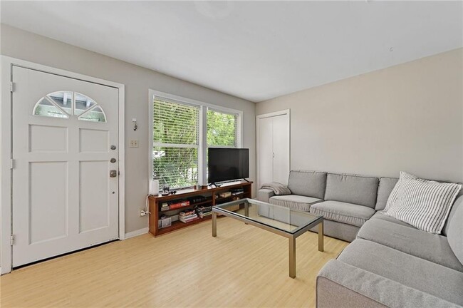Building Photo - 3102 Fontana Dr