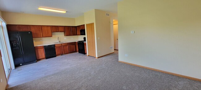 Building Photo - SPACIOUS 3 BEDROOM HALF DUPLEX!