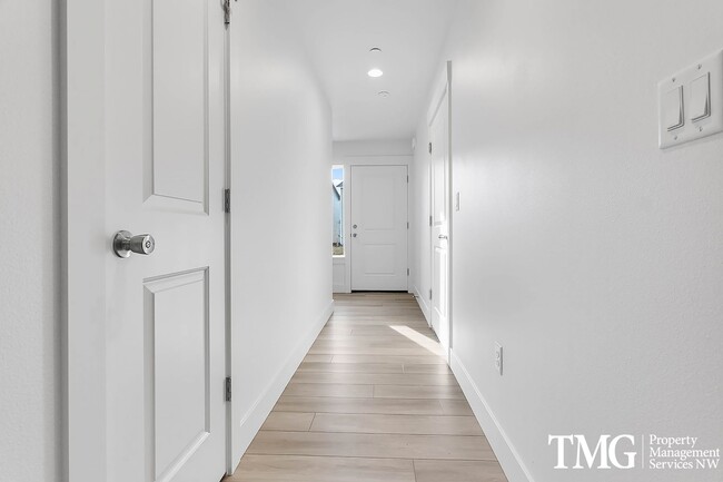 Building Photo - $500 your 1st months rent with a 12 month ...