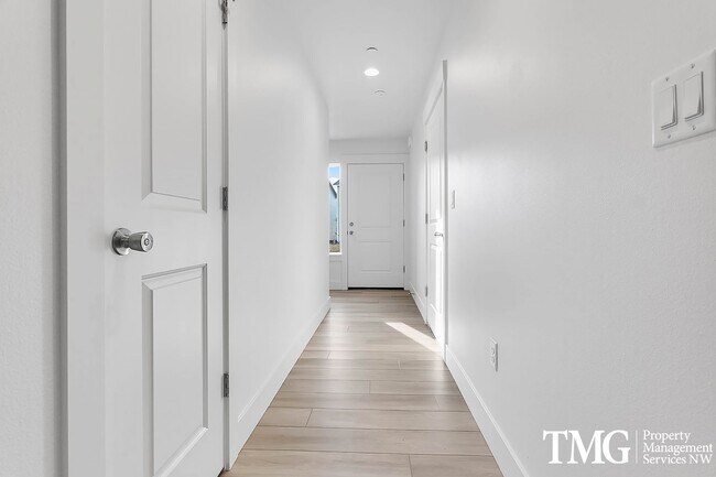 Building Photo - Move in ready!  VIEW TODAY!