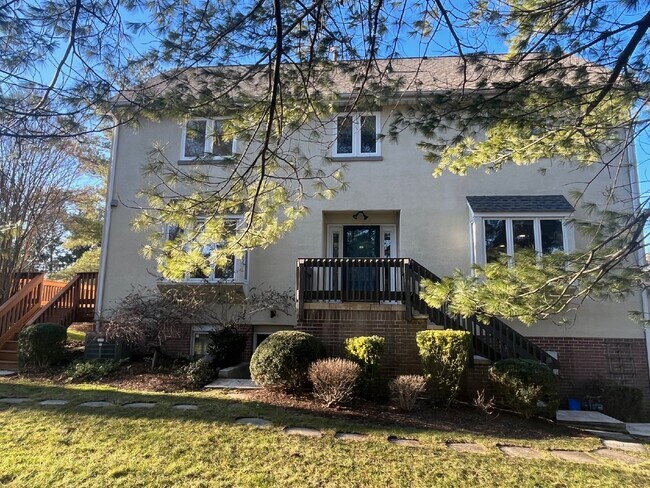 Building Photo - Luxurious 3-Bedroom Townhouse with Finishe...