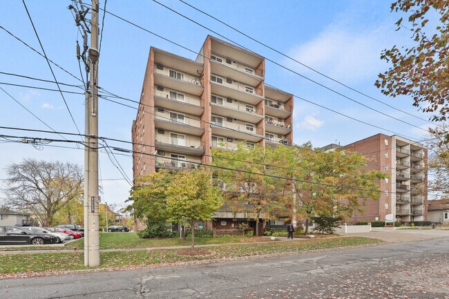 Photo du bâtiment - Da Vinci Tower & Mildon Tower Apartments