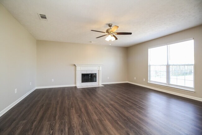Building Photo - 2215 New Port Dr