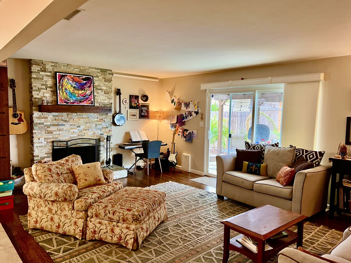 Foto principal - 7247 Eckstrom Ave