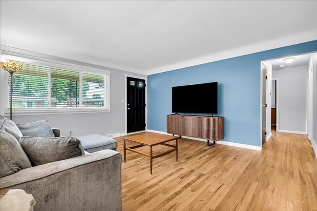 Building Photo - Charming Madison Heights Home with Garage and Fenced Yard