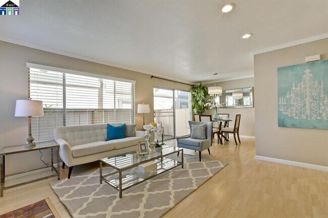 Foto del edificio - $2490 / 2BR GORGEOUS REMODELED WARM SPRING...