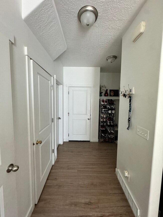 Building Photo - Your Next Home Awaits!