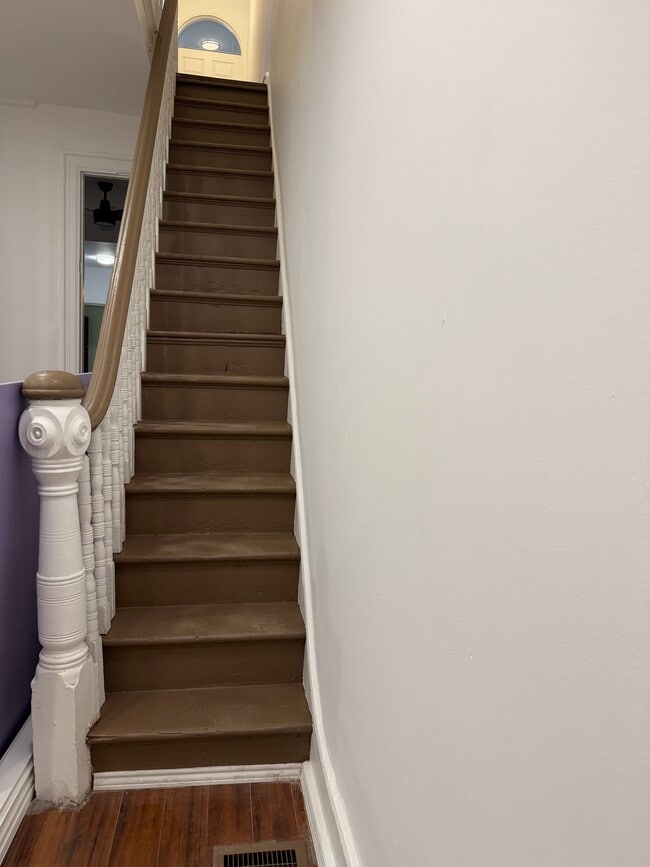 Escaleras - 1641 Edgley St