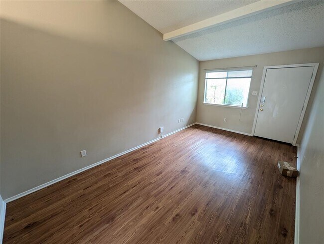 Foto del edificio - 6908 Circle S Rd