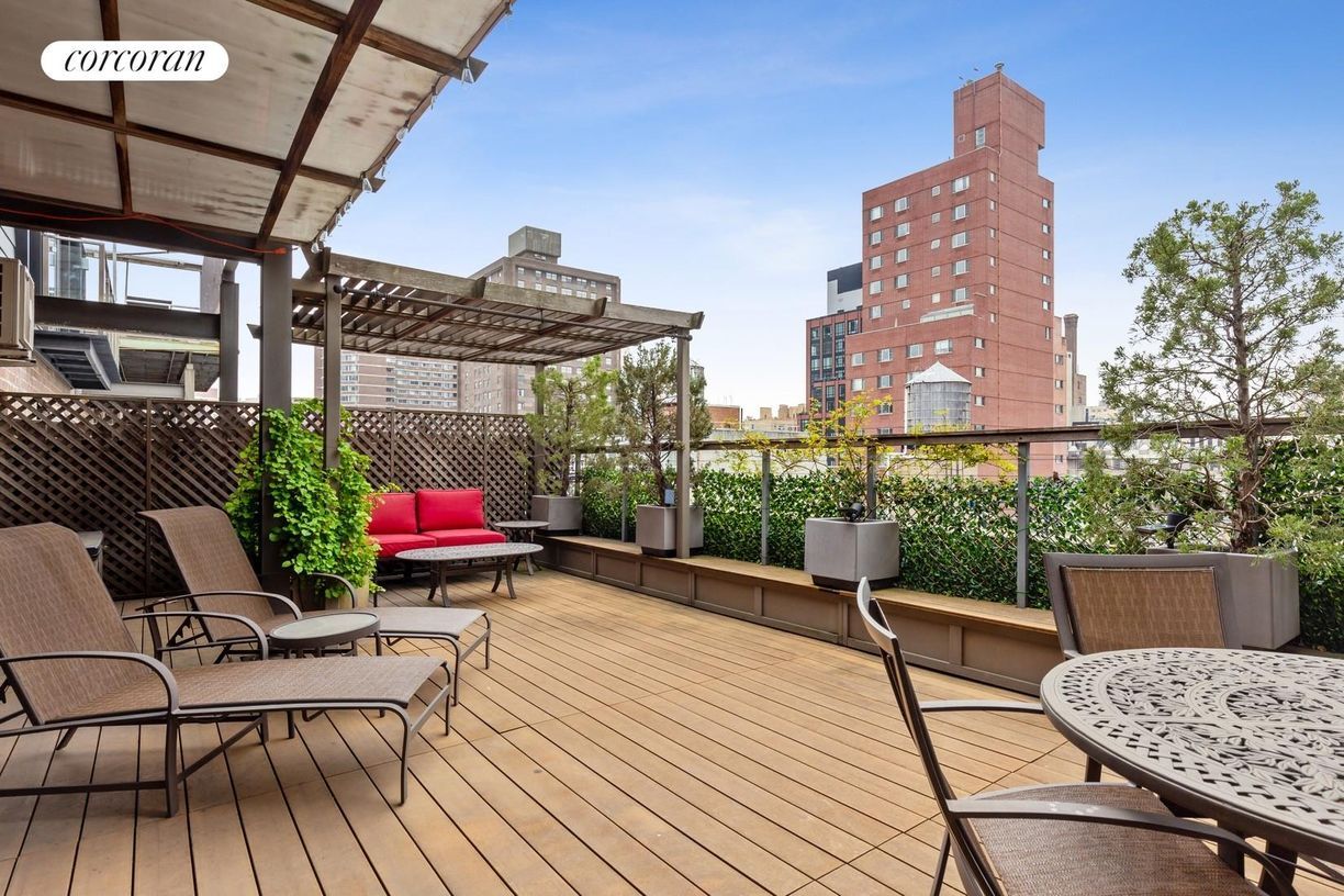 Foto principal - 215 E 24th St